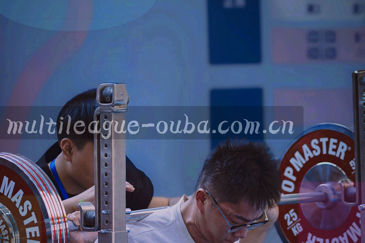 暗调看台光斑与半透明评分条形图叠合
